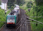 Die Cobra 2834 kommt die Gemmenicher-Rampe hochgefahren aus Aachen-West mit einem Containerzug aus Gallarate(I) nach Zeebrugge(B) und fährt gleich in den Gemmenicher-Tunnel hinein und fährt