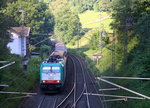 Die Cobra 2822 kommt die Gemmenicher-Rampe hochgefahren aus Aachen-West mit einem langen Audi-VW-Zug aus Osnabrück nach Kortenberg-Goederen(B) und fährt gleich in den Gemmenicher-Tunnel