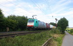 186 123 von Railtraxx kommt aus Richtung Aachen-West und fährt die Gemmenicher-Rampe hoch mit einem langen KLV-Containerzug aus Frankfurt-Höchstadt am Main(D) nach Genk-Goederen(B).