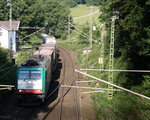 Die Cobra 2841 kommt die Gemmenicher-Rampe hochgefahren aus Aachen-West mit einem Containerzug aus Gallarate(I) nach Antwerpen-Oorderen(B) und fährt gleich in den Gemmenicher-Tunnel hinein und