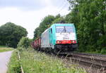 Die Cobra 2843  kommt die Gemmenicher-Rampe herunter nach Aachen-West mit einem gemischten Güterzug aus Antwerpen-Noord(B) nach Köln-Gremberg(D).
Aufgenommen an der Montzenroute am Gemmenicher-Weg. 
Bei Sonne und Wolken am Nachmittag vom 16.6.2017. 