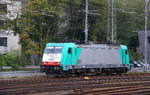 Die Cobra 2822 rangiert in Aachen-West.
Aufgenommen vom Bahnsteig in Aachen-West. 
Bei Sonne und Regenwolken am Nachmittag vom 22.10.2017.