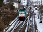 Die Cobra 2825  kommt die Gemmenicher-Rampe hoch und fährt als Lokzug aus Aachen-West nach Belgien fährt gleich in den Gemmenicher-Tunnel hinein.
Aufgenommen in Reinartzkehl auf der Montzenroute. 
Bei Sonnenschein und Schnee am Kalten Vormittag vom 9.2.2018.
