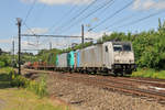 Die 186 182-2 und 186 234 alias 2842 von Lineas ziehen einen gemischten Güterzug durch Bassenge Richtung Visé und Aachen-West. Aufgenommen am 20/06/2018.