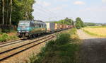 186 293-7 von Lineas  kommt aus Richtung Aachen-West und fährt die Gemmenicher-Rampe hochgefahren mit einem langen Containerzug aus Gallarate(I) nach Zeebrugge-Voorhaven-West(B) und fährt in