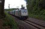 186 183-0 von Lineas/Railpool  kommt die Gemmenicher-Rampe herunter nach Aachen-West mit einem Coilzug aus Kinkempois(B) nach Landshut(D). 
Aufgenommen an der Montzenroute am Gemmenicher-Weg. 
Bei Wolken am Mittag vom 1.8.2018.