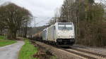 186 455-2 und 186 457-8 beide von Lineas/Railpool kommen aus Richtung Montzen/Belgien mit einem langen Kesselzug aus Antwerpen-BASF nach Ludwigshafen-BASF(D)  und fahren die Rampe nach Aachen-West