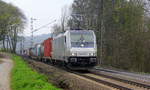 186 387-7 von Akiem/Lineas  kommt die Gemmenicher-Rampe herunter nach Aachen-West mit einem langen Containerzug aus Antwerpen-Oorderen(B) nach Gallarate(I). 
Aufgenommen an der Montzenroute am Gemmenicher-Weg.
Bei Wolken am Mittag vom 23.3.2019.