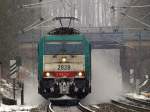 Bei leichten Schneefall kommt am 10.02.2010 die Cobra 186 220 aus dem Gemmenicher Tunnel unter der Brcke Geusenweg talwrts die Rampe nach Aachen West runter und wirbelt eine gewaltige Wolke Schnee auf.