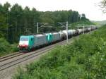 Cobra-Loks 2829 und 2843 ziehen gemeinsam einen langen Kesselwagenzug von Aachen-West kommend nach Antwerpen.
