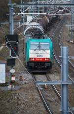 Elektrolok 2810 von COBRA zieht bei Gemmenich einen Kesselwagenzug in Richtung Montzen (13.03.2009)