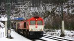 Die Class 66 DE6312  Alix  von Crossrail zieht einen langen Containerzug aus dem Gemmenicher-Tunnel(B) in Richtung Montzen(B) bei Viel Schnee am Kalten 28.2.2013.