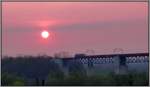 Sonnenuntergang am Viadukt bei Moresnet in Belgien. Eine Cobra macht sich mit ihrer Gterfracht auf den Weg in Richtung Montzen. Bildlich festgehalten Anfang Mai 2013.