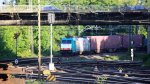 186 123 von Railtraxx  kommt aus Richtung Montzen/Belgien mit einem langen KLV-Containerzug aus Genk-Goederen(B) nach Frankfurt-Höchstadt und fährt in Aachen-West ein bei schönem Sonnenschein am 24.5.2013.