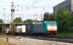 Die Cobra 2815 kommt aus Richtung Montzen/Belgien mit einem langen Containerzug aus Antwerpen-Oorderen(B) nach Gallarate(I) und fhrt in Aachen-West ein am einem schnem Sommerabend vom 16.7.2013.