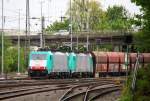 Zwei Cobra 2824 und 2841 kommen mit einem langen Kalkzug aus Yves-Gomezée(B) nach Millingen und fahren in Aachen-West ein. Aufgenommen vom Bahnsteig in Aachen-West bei Sonne und Wolken am Nachmittag vom 27.4.2014.