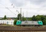 Die Cobra 2843 rangiert in Aachen-West.
Aufgenommen vom Bahnsteig in Aachen-West bei Sonne und Wolken am Abend vom 14.6.2014. 