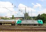 Die Cobra 2823 fährt mit einem langen Kesselzug aus Ludwigshafen-BASF nach Antwerpen-BASF(B),aufgenommen bei der Ausfahrt aus Aachen-West in Richtung Montzen/Belgien. Aufgenommen vom Bahnsteig in Aachen-West bei schönem Sonnenschein am 5.8.2014.