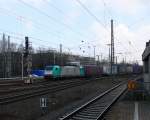 186 123 von Railtraxx kommt aus Richtung Montzen/Belgien mit einem einem langen KLV-Containerzug aus Genk-Goederen(B) nach Frankfurt-Höchstadt am Main(D) und fährt in Aachen-West ein. 
Aufgenommen vom Bahnsteig in Aachen-West bei Sonnenschein am Nachmittag vom 17.1.2015.