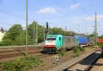 186 123 von Railtraxx kommt aus Richtung Montzen/Belgien mit einem einem langen KLV-Containerzug aus Genk-Goederen(B) nach Frankfurt-Höchstadt am Main(D) und fährt in Aachen-West ein.