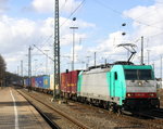 186 123 von Railtraxx steht in Aachen-West mit einem langen Containerzug aus Frankfurt-Höchstadt am Main(D) nach Genk-Goederen(B) und wartet auf die Abfahrt nach Belgien. 
Aufgenommen vom Bahnsteig in Aachen-West. 
Bei Sonne und Wolken am Nachmittag vom 27.3.2016.