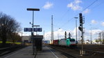 186 123 von Railtraxx fährt mit einem einem langen KLV-Containerzug aus Frankfurt-Höchstadt am Main(D) nach Genk-Goederen(B) bei der Abfahrt aus Aachen-West und fährt in Richtung