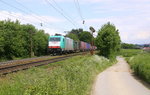 186 123 von Railtraxx kommt aus Richtung Aachen-West und fährt die Gemmenicher-Rampe hoch mit einem langen KLV-Containerzug aus Frankfurt-Höchstadt am Main(D) nach Genk-Goederen(B). 
Aufgenommen an der Montzenroute am Gemmenicher-Weg.
Bei Sommerwetter am Nachmittag vom 27.5.2016.