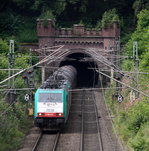 Zwei Cobra 2838 und 2827 kommen mit einem schweren Ölzug aus Antwerpen-Petrol(B) nach Basel(CH) aus dem Gemmenicher Tunnel raus und fahren die Gemmenicher-Rampe hinunter nach Aachen-West.