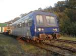 Ein Dieseltriebwagen der SNCF im ehemaligen Bahnhof Raeren der Vennbahn.