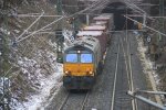 Die Class 66 DE6307 von DLC Railways zieht einen Containerzug aus dem Gemmenicher-Tunnel aus Richtung Belgien und fhrt die Rampe nach Aachen-West herunter bei Sonne.