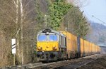 Die Class 66 DE6307 von DLC Railways kommt die Gemmenicher-Rampe hoch zieht einen langen P&O Ferrymasters Containerzug aus Aachen-West und fhrt in Richtung  Montzen(B).
Aufgenommen an der Montzenroute am Gemmenicher-Weg bei schnem Sonnenschein am 17.2.2013.