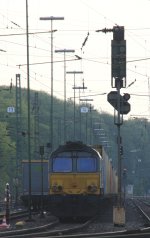 Die Class 66 DE6309 von DLC Railways steht in Aachen-West mit einem sehr langen MSC-Containerzug und wartet auf die Abfahrt nach Belgien in der Abendsonne am   1.5.2013.