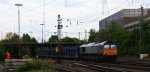 Die Class 66 DE6307 von DLC Railways kommt aus Richtung Montzen/Belgien mit einem langen Dacia-Autoleerzug aus Tongeren(B) nach Ciumesti(RO) und fhrt in Aachen-West ein in der Abendsonne am