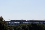 Die Class 66 DE6307 von DLC Railways fhrt mit einem langen Containerzug aus Zeebrugge(B) nach Gallarate(I) und fhrt ber den Viadukt bei Moresnet(B) nach Achen-West am einem schnem Sommertag am