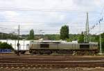 Die Class 66 DE6306 von DLC Railways fährt mit einem langen Bulkhaul-Ganzzug-Containerzug aus Melzo(I) nach Zeebrugge-Ramskapelle(B) bei Ausfahrt aus Aachen-West und fährt in Richtung Montzen/Belgien. Aufgenommen vom Bahnsteig in Aachen-West bei Wolken am Abend vom 13.6.2014.