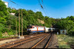 Am 31.04.2024 fährt ŽFBH 441 909 mit einem Talgo-Zug in den Bahnhof von Mostar, Bosnien und Herzegowina ein