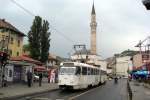 Trambahn Nr. 286 Tatra hlt hier vor dem prchtigen Minarett in der 
Altstadt von Sarajevo am 22.5.2011.