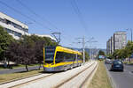 Am 30. Juli 2024 ist Stadler Tango 009 entlang des Bulevar Meše Selimovića unweit der Haltestelle Otoka in Richtung Ilidža unterwges.  