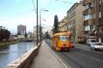 Der Tatra-K2YU 261 der Straßenbahn Sarajevo ist im Sommer 2005 auf dem östlichen Streckenteil nach Bascarsija unterwegs. Hier verkehrt die Bahn in einer eingleisigen Schleife gegen den Uhrzeigersinn.