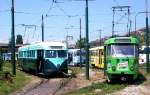 Zwischen mehreren Tatra-Tw steht der historische Tw 71 im Sommer 2009 im Depot Sarajevo. Dieser PCC-Tw ist der letzte noch erhaltene aus einer Serie, die Sarajevo wegen der Umspurung des Straßenbahnnetzes von 760 mm auf 1.435 mm 1960 von der Straßenbahn in Washington erwarb.