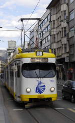 Bis auf den kurzen Abzweig zum Bahnhof besteht das Straßenbahn-Netz von sarajevo aus einer einzigen, 12 km langen Linie in Ost-West-Richtung. Die Gesamtstrecke wird von der Linie 3 befahren; die anderen 4 Linien bedienen Teilstrecken. Die Kölner Wagen werden ausschließlich auf der Linie 3 eingesetzt. Am östlichen Ende gibt es keine Wendeschleife, sondern es wird in einem langen Bogen die gesamte Altstadt in zwei Einbahnstraßen umfahren. Im Bild Wagen 913 (ex 3878) am Ende der Schleifenfahrt kurz vor der Haltestelle Park. Der in Köln markante Unterschied zwischen Wagen der Reihe 3700 mit grünen und 3800 mit weinroten Sitzen ist durch eine Neubestuhlung in Konya nicht mehr erkennbar. Sarajevo 24.4.17.