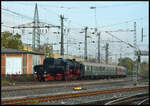 Die Eisenbahnfreunde Zollerbahn e.V. (EFZ) überführten am 26.10.2024 mit ihrer Dampflok 52 7596 und der Diesellok 211 041-9 (NeSA) einen Personenzug von Rottweil nach Würzburg. Nachdem im Würzburger Hauptbahnhof alle Fahrgäst ...