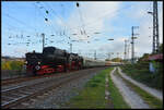 Die Eisenbahnfreunde Zollerbahn e.V. (EFZ) überführten am 26.10.2024 mit ihrer Dampflok 52 7596 und der Diesellok 211 041-9 (NeSA) einen Personenzug von Rottweil nach Würzburg. Hier kommt der Sonderzug DPE 82587 fast pünktlich kur ...