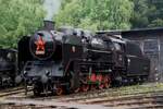 Am 11 Juni 2022 steht 534 0323 'Kremák' (Krematorium) ins Eisenbahnmuseum von Luzna u Rakovnika, das, 1997 gegründet, in 2022 das 25.Jahreesjubiläum feiert mit ein Glanzauftritt von alle vorhandene Dampfloks der 1.Generration, die in d ...