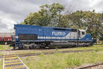 Die Diesellok EMD SD40-2 9526 (umbaute und umspurte für Meterspur) in der neuen Lackierung im RUMO Betriebswerk Curitiba am 21. Januar 2019.