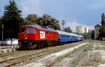 BDZ 07 069.8 ist am 08.06.2003 auf der Fahrt von Trojan nach Levski im Bahnhof Lovetsch eingetroffen. Die Lokomotivfabrik Woroschilowgrad lieferte 91 Lokomotiven dieser Baureihe, die der DR-Baureihe 131 entspricht, an die bulgarische Staatsbahn.