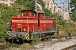 Die dieselhydraulische Lokomotive 52.061 ist am 24. August 2004 in Sofia fr die Bahnhofsmanver zustndig. Diese vierachsigen Maschinen mit Stangenantrieb entsprechen der Reichsbahn-V60 und wurden in den sechziger Jahren von der DDR bezogen.