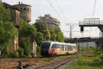 An der Einfahrt aus Richtung Sofia stehen am Bahnhof Pernik noch zwei alte
Wassertrme. Sie bilden einen interessanten Kontrast zu dem modernen Desiro 
VT 10043,der hier am 7.5.2013 aus Sofia in Pernik ankommt. 