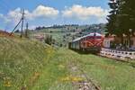 Mit ihrem Zug von Septemvri nach Dobronischte ist die 75.004-2 im Sommer 2003 in Awramovo, dem mit 1267 m höchsten Punkt nicht nur der Rhodopenbahn, sondern aller Eisenbahnen auf dem Balkan angekommen