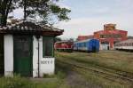 Rodophenbahn am 8.5.2013
Am Weichenwrter Huschen vorbei fllt der Blick auf das Depot der 
Schmalspurbahn in Septemvri. Den rechten Teil bildet die normalspurige
Wagenwerkstatt. Links steht Lok 77008 und wartet auf den nchsten Einsatz.